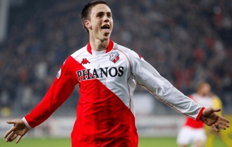 爱游戏官网-包含荷甲赛后再迎强敌；费耶诺德绝杀压哨；主帅态度——更衣室稳定；阵容厚度经受考验的词条