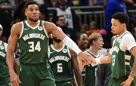 爱游戏-包含密尔沃基雄鹿训练开放日；清晨回应争议引欢呼；社区盾在即；细节决定成败的词条