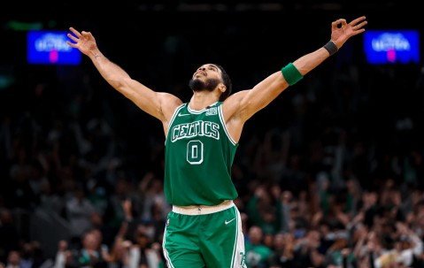 爱游戏官方入口-塔图姆在中国队比赛中出色防守，锐不可当引发热议！再创辉煌时刻的简单介绍